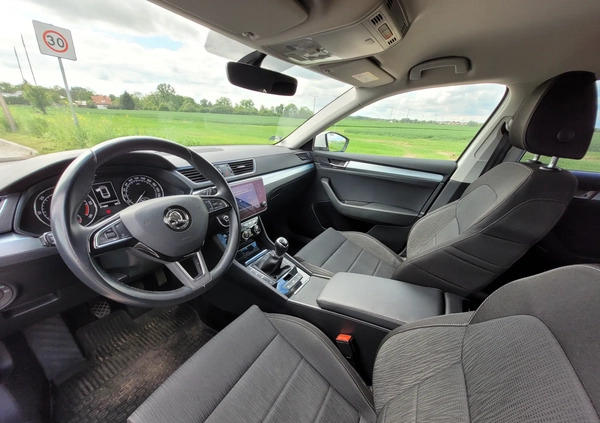Skoda Superb cena 64900 przebieg: 211880, rok produkcji 2018 z Szczecin małe 301